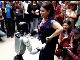 Clara Brugada baila con un robot en la inauguración de la Utopía Ceylán en Azcapotzalco (Video)