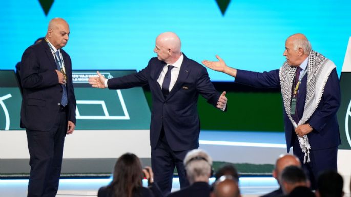 Directivos palestinos e israelíes de futbol se niegan a darse la mano en el Congreso FIFA (Video)