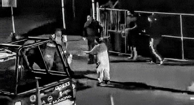 Policía de Cuautla somete con violencia a cinco personas (Video)