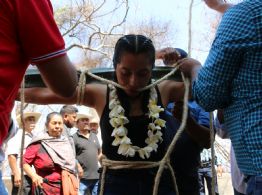 Semana Santa en Huixtac: jóvenes cargan cactus en sus espaldas como penitencia