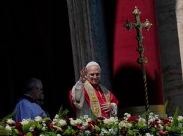 Papa León XIV llama a la paz en su primera misa de Pascua y evita nombrar guerras en el Urbi et Orbi