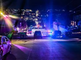 Policías de Tijuana abaten dentro de su casa a presunto agresor de una mujer y un menor de edad