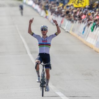 El monumental Pogacar gana el Tour de Flandes por tercera vez consecutiva