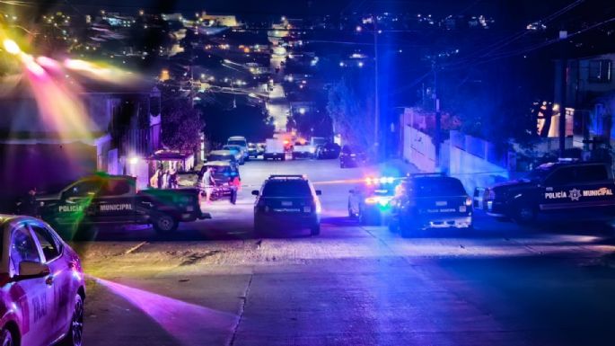 Policías de Tijuana abaten dentro de su casa a presunto agresor de una mujer y un menor de edad