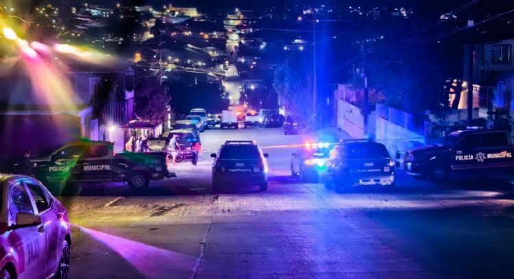 Policías de Tijuana abaten dentro de su casa a presunto agresor de una mujer y un menor de edad