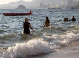 Muere mujer al intentar salvar a su hijo arrastrado por el mar en playa de Oaxaca