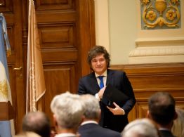 Milei prohíbe acceso a periodistas a la Casa Rosada; genera preocupación por la libertad de prensa