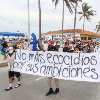 Marchan en Veracruz para exigir atención integral al derrame de hidrocarburo