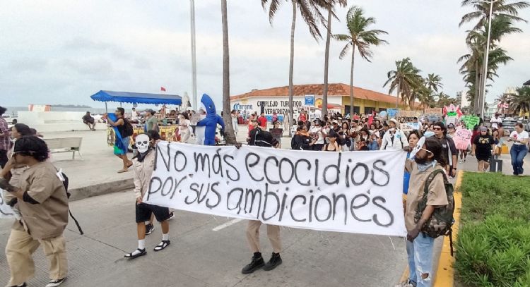 Marchan en Veracruz para exigir atención integral al derrame de hidrocarburo