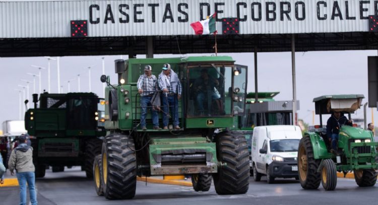 Transportistas y productores elevan presión ante inseguridad y bloquean vías en cinco estados