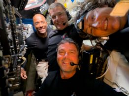 Astronautas de Artemis II llaman a la estación espacial rumbo a casa desde la Luna