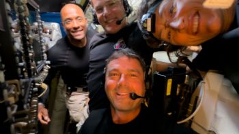 Astronautas de Artemis II llaman a la estación espacial rumbo a casa desde la Luna