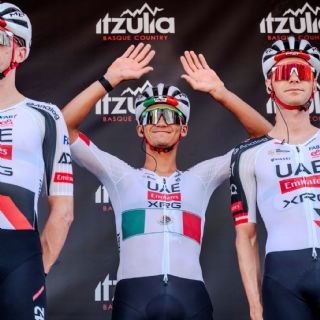 Isaac del Toro sufre caída y abandona Vuelta al País Vasco en su tercera etapa (Video)