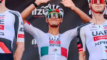 Isaac del Toro sufre caída y abandona Vuelta al País Vasco en su tercera etapa