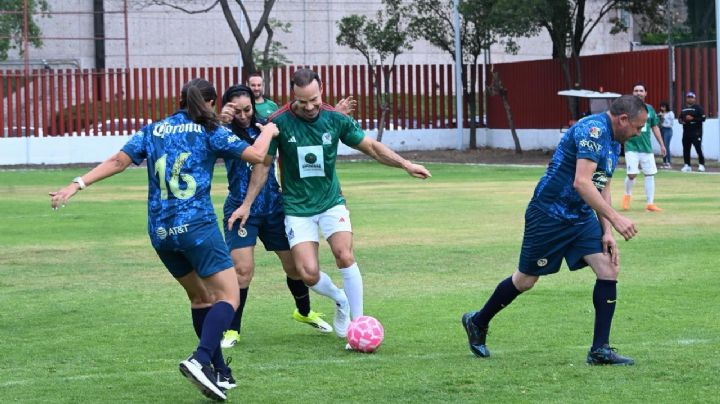 "Juego de Leyendas": Exfutbolistas y diputados se enfrentan en partido