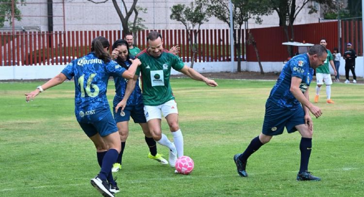 "Juego de Leyendas": Exfutbolistas y diputados se enfrentan en partido