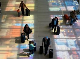 Viajeros afrontan mayores costos y menos opciones de vuelo por volatilidad de los precios