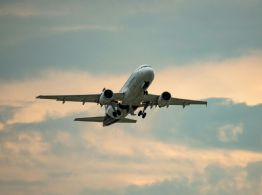 Bebé nace en un avión rumbo a Nueva York y su nacionalidad queda en revisión legal