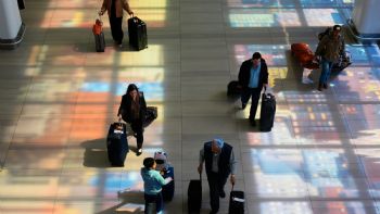 Viajeros afrontan mayores costos y menos opciones de vuelo por volatilidad de los precios
