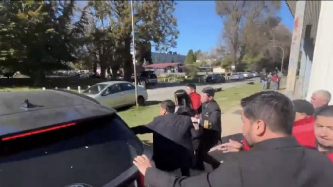 Insultan y arrojan agua a ministra de Ciencia de Chile durante una protesta estudiantil (Videos)