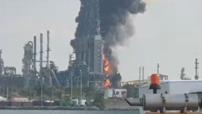 Incendio en la refinería de Dos Bocas “está controlado”, dice Sheinbaum