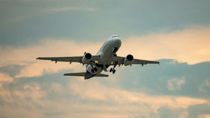 Bebé nace en un avión rumbo a Nueva York y su nacionalidad queda en revisión legal