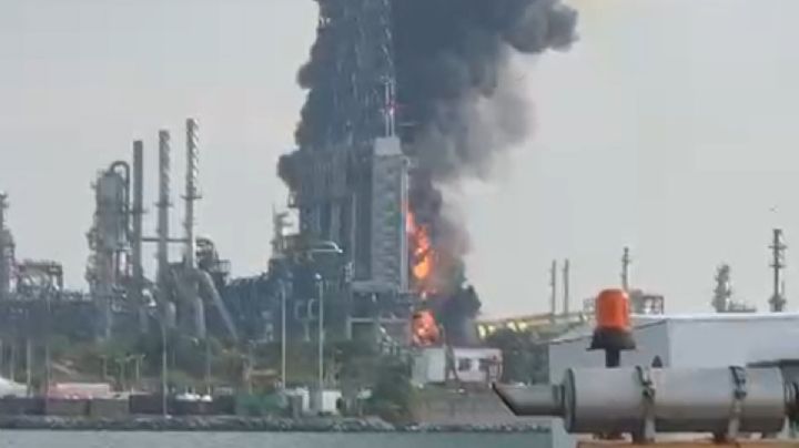 Incendio en la refinería de Dos Bocas “está controlado”, dice Sheinbaum