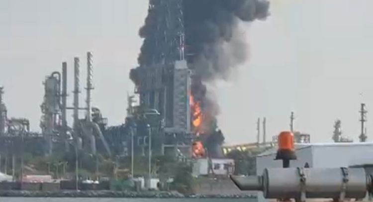 Incendio en la refinería de Dos Bocas “está controlado”, dice Sheinbaum