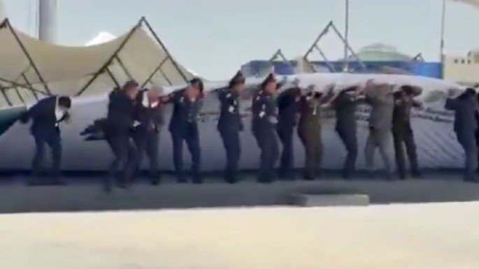 El viento tira escenografía sobre Delfina Gómez y un grupo de militares (Video)