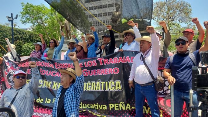 El magisterio marcha en Guerrero para exigir la derogación de la Ley del ISSSTE de 2007