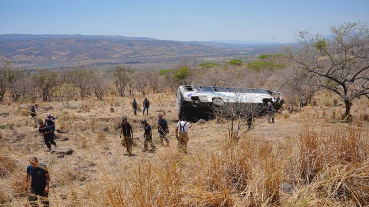 Mueren 11 personas en volcadura de autobús en Amatlán de Cañas, Nayarit
