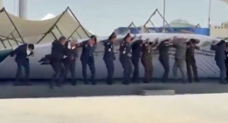 El viento tira escenografía sobre Delfina Gómez y un grupo de militares (Video)