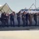 El viento tira escenografía sobre Delfina Gómez y un grupo de militares (Video)
