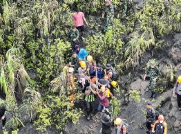 Recuperan cuerpos de tres excursionistas muertos tras erupción de volcán en Indonesia