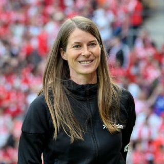 Marie-Louise Eta se convierte en la primera mujer entrenadora en ganar un partido de la Bundesliga