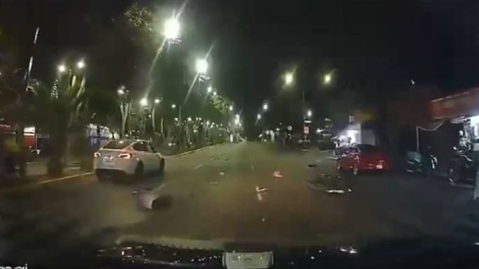 Motociclista muere tras pasarse un semáforo en rojo y chocar contra Tesla en CDMX