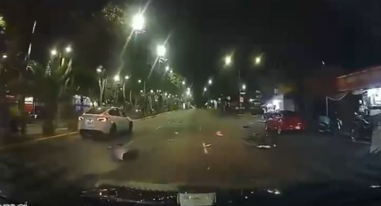 Motociclista muere tras pasarse un semáforo en rojo y chocar contra Tesla en CDMX