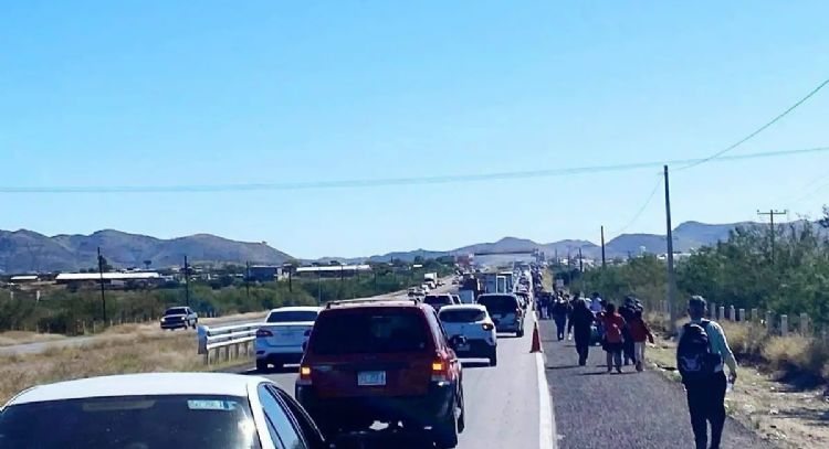 Comunidades indígenas bloquean cinco carreteras en Michoacán; exigen mayor seguridad en la entidad