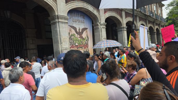 Transportistas sitian el Palacio de Gobierno de Morelos y logran aumento de tarifa