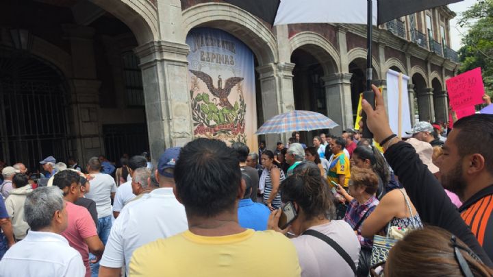 Transportistas sitian el Palacio de Gobierno de Morelos y logran aumento de tarifa