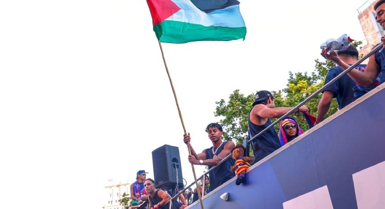 Lamine Yamal ondea la bandera palestina durante el desfile de celebración del título del Barcelona