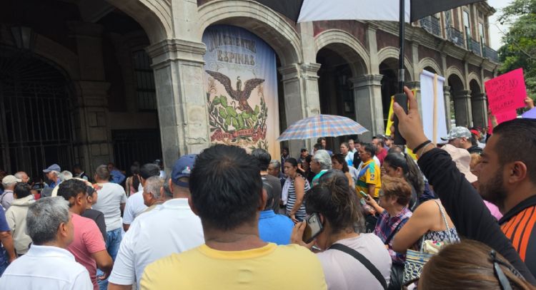 Transportistas sitian el Palacio de Gobierno de Morelos y logran aumento de tarifa