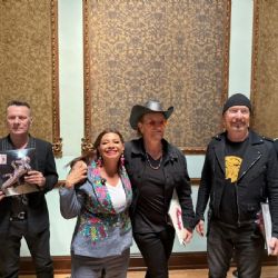 Clara Brugada “ajolotiza” a U2; los invita a tocar en el Zócalo de la CDMX (Video)