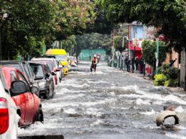 Tubería rota provoca megafuga de agua en Iztapalapa