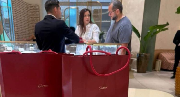 Carolyn Adams, esposa de José Ramón López Beltrán, niega compras en Loro Piana; acusa difamación