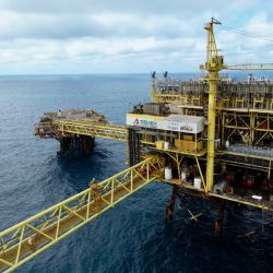 Pemex y CFE ponen en riesgo a México, alerta S&P; rebaja sus perspectivas