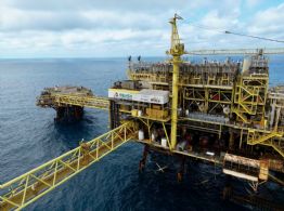Pemex y CFE ponen en riesgo a México, alerta S&P; rebaja sus perspectivas