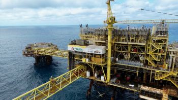 Pemex y CFE ponen en riesgo a México, alerta S&P; rebaja sus perspectivas