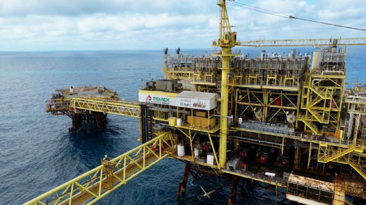 Pemex y CFE ponen en riesgo a México, alerta S&P; rebaja sus perspectivas