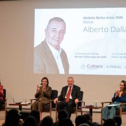 Alberto Dallal, reconocido especialista de danza, recibió la Medalla Bellas Artes